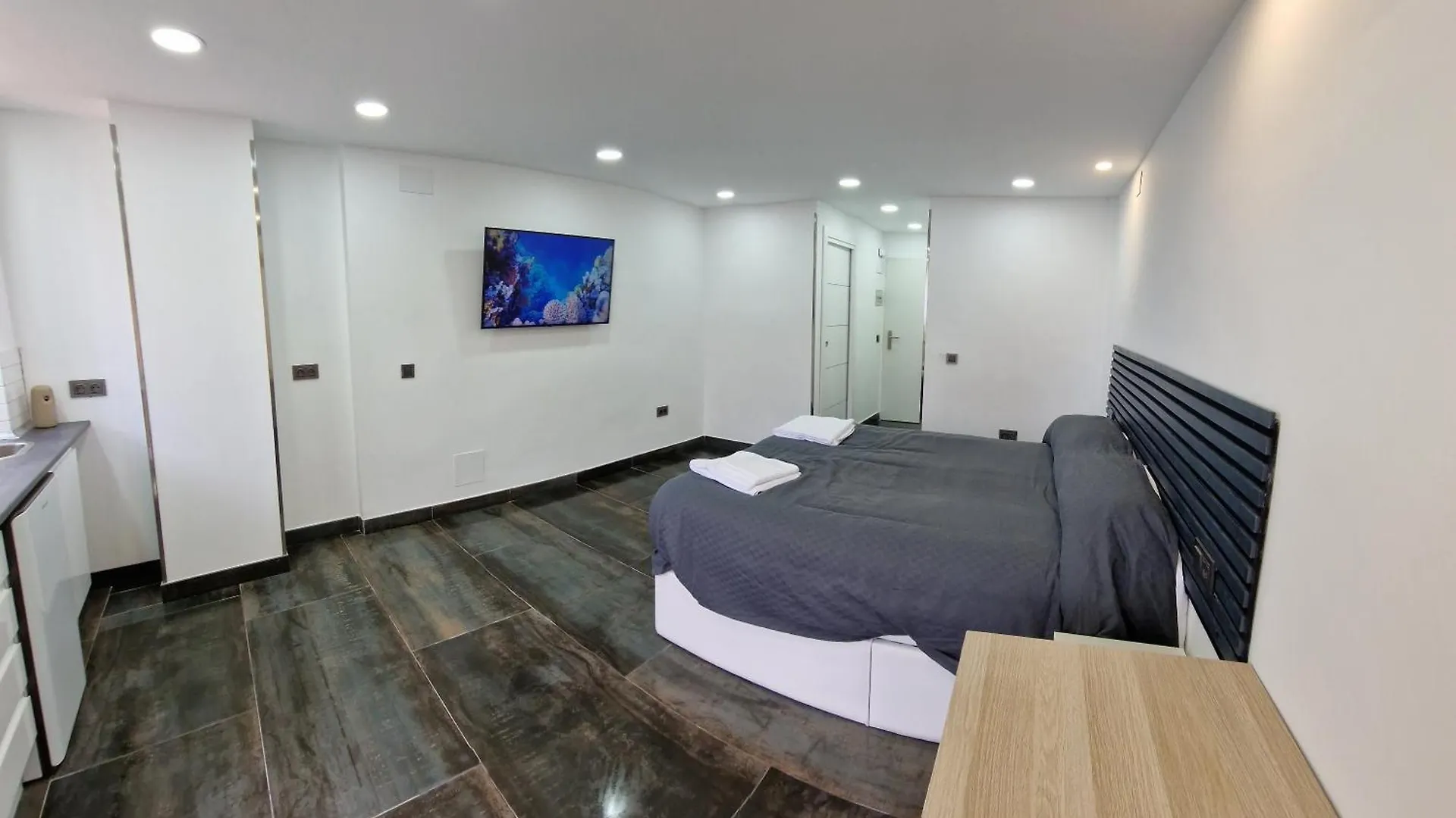 Estudio Recien Reformado En Hotel 1 Linea Playa contacts